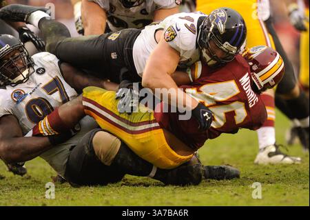 09. DEZEMBER 2012: Baltimore Ravens Outside Linebacker Paul Kruger (99) bekämpft Washington Redskins Running Back Alfred Morris (46) während des Matchups zwischen den Baltimore Ravens und den Washington Redskins im FedEx Field in Landover, MD. (Bild: © John Middlebrook/Cal Sport Media/ZUMAPRESS.com) Stockfoto