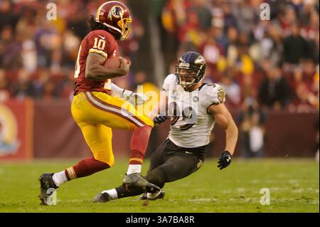 9. DEZEMBER 2012 : Washington Redskins Quarterback Robert Griffin III (10) rutscht vor dem Angriff der Baltimore Ravens vor dem Linebacker Paul Kruger (99) während des Matchups zwischen den Baltimore Ravens und den Washington Redskins im FedEx Field in Landover, MD. (Bild: © John Middlebrook/Cal Sport Media/ZUMAPRESS.com) Stockfoto
