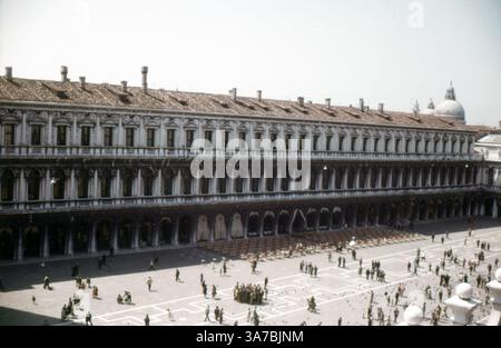 Das Museo Correr, Museum in Venedig, Norditalien. Es befindet sich am Markusplatz in Venedig und ist eines der 11 Bürgermuseen, die von der Fondazione Musei Civici di Venezia betrieben werden. Das Museum erstreckt sich entlang der Südseite des Platzes in den oberen Stockwerken der Procuratorie Nuove. Originalfoto aus dem Jahr 1965, aufgenommen im Juli auf 35-mm-Diafilm. Stockfoto
