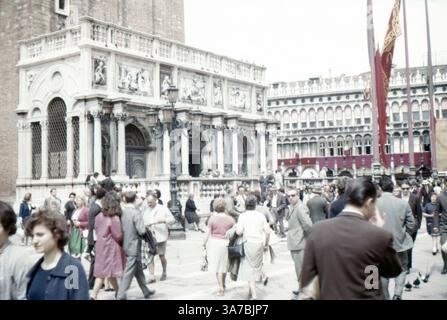 Loggetta del Sansovino, in St. Markus Sqaure, Venedig, Italien. Aufgenommen auf 35-mm-Diafilm im Juli 1965 Stockfoto