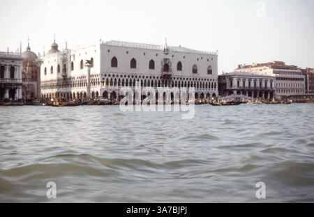 Dogenpalast, Piazza San Marco 1, 30124 Venedig, Italien. Aus dem Canal Grande. Foto auf 35-mm-Diafilm im Juli 1965. Stockfoto
