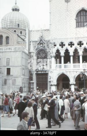 Carta-Tor, dieses Tor aus dem 15. Jahrhundert wurde als Teil des venezianischen gotischen Dogenpalastes, dem Markusdom, errichtet. Venedig, Italien. Aufgenommen auf 35-mm-Diafilm im Juli 1965 Stockfoto