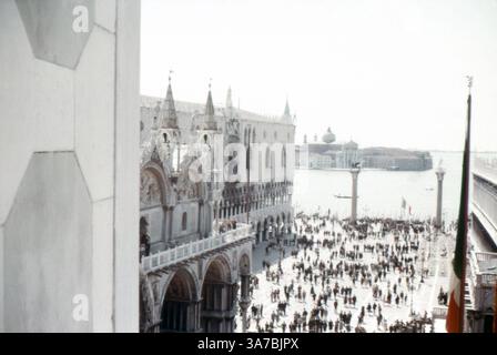 Die Patriarchalkirche St. Markus, allgemein bekannt als Markusdom, ist die Kathedrale des Patriarchats von Venedig. Aufgenommen auf 35-mm-Diafilm im Juli 1965. Stockfoto