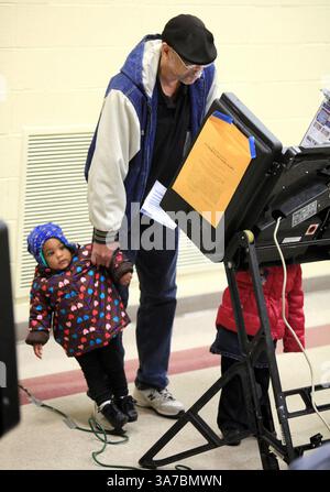 November 2012 - Columbus, OH, USA - Arianna Funtress, 18 Monate, links, und Aubrey Funtress, 4, hilf ihrem Großvater Darrell McDaniel bei der Abstimmung am Dienstag, den 6. November 2012, im Blackburn Recreation Center in Columbus, Ohio. (Kreditbild: © Fred Squillante/MCT/ZUMAPRESS.com) Stockfoto