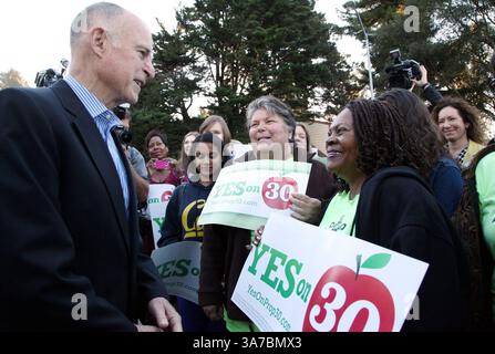 6. November 2012 - Oakland, Kalifornien, USA - Gouverneur JERRY BROWN von links spricht mit den Medien und dankt den Unterstützern von Proposition 30 TRISH GORHAM, Präsident der Oakland Education Association, und RELENA ELLIS, Vorstandsmitglied der Oakland Education Association, nachdem er seine Stimme in seinem Revier in der Oakland Fire Station 6 abgegeben hatte. (Bild: © Laura A. Oda/Oakland Tribune/ZUMAPRESS.com) Stockfoto