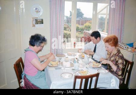 Ein originales Farbfoto auf 35-mm-Diafilm im September 1963, das ein typisches britisches Familientreffen am Esstisch zeigt. Stockfoto