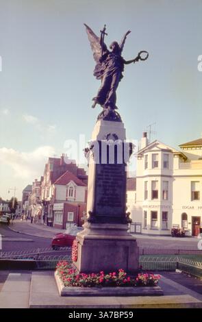 War Memorial am Memorial Roundabout in Eastbourne, aufgenommen in den 1960er Jahren Die markante Bronzeskulptur von Henry Charles Fehr steht stolz auf dem Denkmal, das ursprünglich den Verstorbenen des Ersten Weltkriegs gewidmet war, mit späteren Ergänzungen, die an die Gefallenen des Zweiten Weltkriegs und anderer Konflikte erinnern. Stockfoto