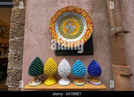 MONREALE, ITALIEN 17. Juni 2023 - Original Keramik zum Verkauf Symbol von Sizilien, Italien Stockfoto
