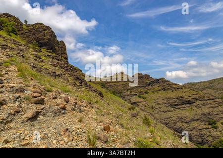 Sedimentgestein in den Schluchten des Garagassa Valley bei Rossiglione in der Provinz Genua, Italien Stockfoto