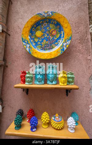 MONREALE, ITALIEN 17. Juni 2023 - Original Keramik zum Verkauf Symbol von Sizilien, Italien Stockfoto