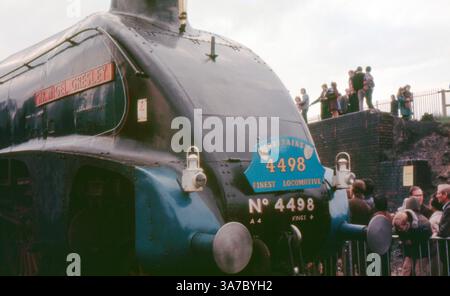 Original-35-mm-Diafilm aus den 1960er Jahren mit der legendären LNER-Klasse A4-Dampflokomotive Nr. 4498 „Sir Nigel Gresley“. Die Bilder, die während eines Eisenbahnereignisses aufgenommen wurden, zeigen die stromlinienförmige blaue Lokomotive, umgeben von Dampf, Zuschauern und Vintage-Wagen, die an das goldene Zeitalter der britischen Dampfeisenbahnen erinnern. Stockfoto