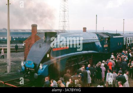 Original-35-mm-Diafilm aus den 1960er Jahren mit der legendären LNER-Klasse A4-Dampflokomotive Nr. 4498 „Sir Nigel Gresley“. Die Bilder, die während eines Eisenbahnereignisses aufgenommen wurden, zeigen die stromlinienförmige blaue Lokomotive, umgeben von Dampf, Zuschauern und Vintage-Wagen, die an das goldene Zeitalter der britischen Dampfeisenbahnen erinnern. Stockfoto