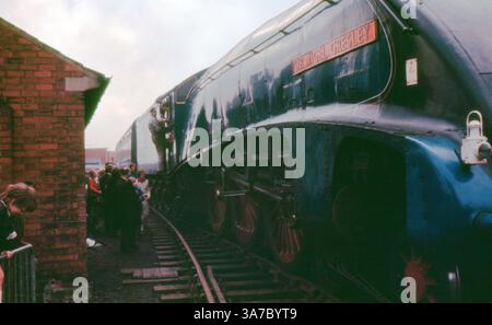 Original-35-mm-Diafilm aus den 1960er Jahren mit der legendären LNER-Klasse A4-Dampflokomotive Nr. 4498 „Sir Nigel Gresley“. Die Bilder, die während eines Eisenbahnereignisses aufgenommen wurden, zeigen die stromlinienförmige blaue Lokomotive, umgeben von Dampf, Zuschauern und Vintage-Wagen, die an das goldene Zeitalter der britischen Dampfeisenbahnen erinnern. Stockfoto