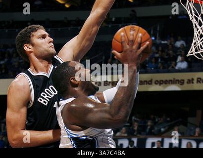 9. November 2012 - Orlando, FL, USA - Orlando Magic Stürmer Glen Davis versucht, unter Brooklyn Nets Center Brook Lopez (links) zu schießen, während der Spiel-Action im Amway Center in Orlando, Florida, Freitag, 9. November 2012. (Kreditbild: © Stephen M. Dowell/MCT/ZUMAPRESS.com) Stockfoto