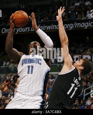 9. November 2012 - Orlando, FL, USA - Orlando Magic Forward Glen Davis (11), links, versucht, während der Spielzeit im Amway Center in Orlando, Florida, am Freitag, 9. November 2012 über Brooklyn Nets Center Brook Lopez (11) zu schießen. (Kreditbild: © Stephen M. Dowell/MCT/ZUMAPRESS.com) Stockfoto