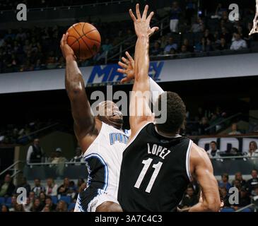 9. November 2012 - Orlando, FL, USA - Orlando Magic Forward Glen Davis, links, wird während der Spielaktion im Amway Center in Orlando, Florida, am Freitag, 9. November 2012 vom Brooklyn Nets Center Brook Lopez (11) gestoppt. (Kreditbild: © Stephen M. Dowell/MCT/ZUMAPRESS.com) Stockfoto