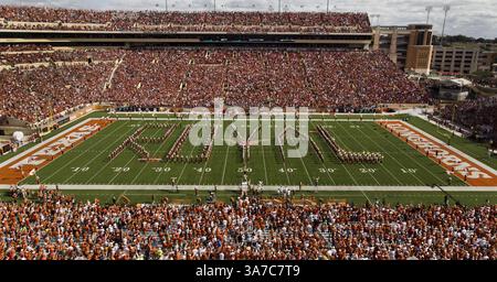 10. November 2012 - Austin, TX, USA - die Texas Longhorns Band erinnert sich an den legendären Texas Coach Darrell K. Royal, indem sie seinen Nachnamen während der Halbzeitshow im Darrell K. Royal Texas Memorial Stadium in Austin, Texas, am Samstag, den 10. November 2012 schrieb. Royal starb am Mittwoch im Alter von 88 Jahren. (Kreditbild: © Ricardo Brazziell/MCT/ZUMAPRESS.com) Stockfoto