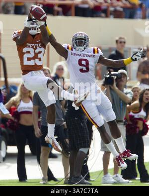 10. November 2012 - Austin, TX, USA - Texas Carrington Byndom (23) bricht am Samstag, den 10. November 2012 im Darrell K. Royal Texas Memorial Stadium in Austin, Texas, einen Pass für Iowa State's Quenton Bundrage (9) in der ersten Halbzeit. Texas hat die Zyklone abgewiesen, 33-7. (Kreditbild: © Ricardo Brazziell/MCT/ZUMAPRESS.com) Stockfoto