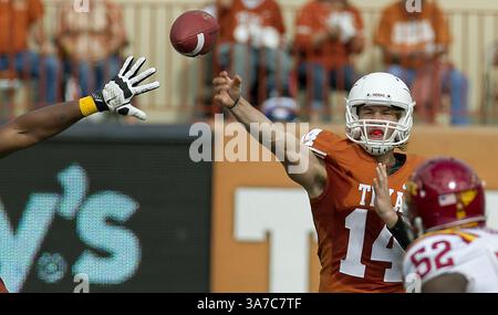 10. November 2012: Austin, Texas, USA - David Ash, Texas, stürzt am Samstag, den 10. November 2012 im Darrell K. Royal Texas Memorial Stadium in Austin, Texas, gegen Mike Davis ab. Texas hat die Zyklone abgewiesen, 33-7. (Bild: © Rodolfo Gonzalez/MCT/ZUMAPRESS.com) Stockfoto