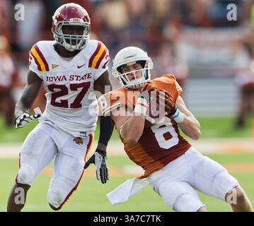 10. November 2012 - Austin, Texas, Texas, Jaxon Shipley (8) holt sich in der zweiten Halbzeit im Darrell K. Royal Texas Memorial Stadium in Austin, Texas, den Ball für einen großen Gewinn gegen C.J. Morgan (27) 2012. Texas hat die Zyklone abgewiesen, 33-7. (Kreditbild: © Ricardo Brazziell/MCT/ZUMAPRESS.com) Stockfoto