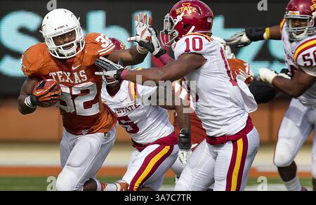10. November 2012 - Austin, TX, USA - Texas' Johnathan Gray, links, Stiff Arms Iowa State' Jacques Washington (10) während eines zweiten Halbjahres-Laufs im Darrell K. Royal Texas Memorial Stadium in Austin, Texas, am Samstag, 10. November 2012. Texas hat die Zyklone abgewiesen, 33-7. (Bild: © Rodolfo Gonzalez/MCT/ZUMAPRESS.com) Stockfoto