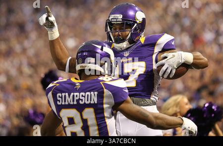 11. November 2012 – Minneapolis, MN, USA – Minnesota Vikings Wide Receiver Jarius Wright (17) feiert seinen Touchdown im ersten Quartal mit Jerome Simpson (81) während der NFL-Action am Sonntag, den 11. November 2012 im Mall of America Field in Minneapolis, Minnesota. Die Minnesota Vikings besiegten 34 die Detroit Lions. (Kreditbild: © Jerry Holt/MCT/ZUMAPRESS.com) Stockfoto