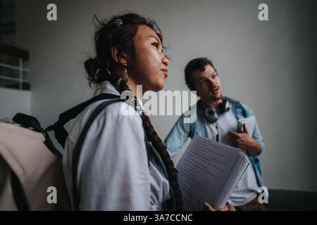 Engagierte Studenten unterhielten sich mit dem Professor im Freien Stockfoto