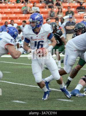10. November 2012: Honolulu, HI, Vereinigte Staaten von Amerika - 10. November 2012: Boise State Broncos Quarterback Joe Southwick #16 gegen die Hawaii Warriors im Aloha Stadium in Honolulu, HI. (Bild: © Michael Sullivan/Cal Sport Media/ZUMAPRESS.com) Stockfoto
