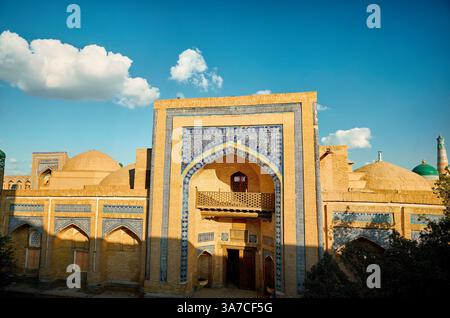 Wunderschöne Madrassah mit Innenhof am alten öffentlichen Platz Registan im Herzen der antiken Stadt Chiwa, Usbekistan. Touristen- und Reiseveranstaltung Stockfoto