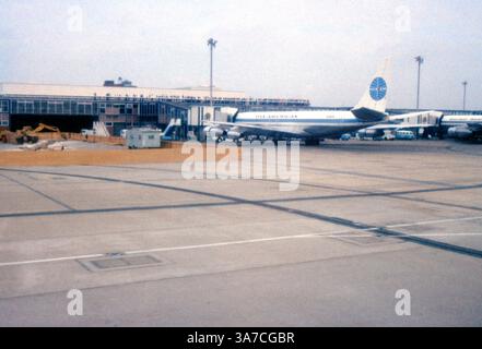 Pan American-Flugzeuge parkten im August 1967 am Manchester Airport Terminal und zeigten den Passagieren die Aussicht von einer Aussichtsplattform darüber. Stockfoto