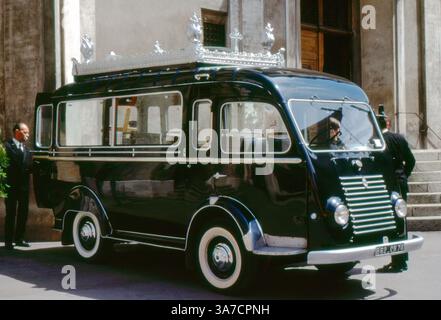 Im Juli 1972 parkte vor einem Gebäude in Thonon-les-Bains in Frankreich ein Vintage-Leichenwagen von Renault Galion. Das Fahrzeug ist elegant mit silbernen Verzierungen auf dem Dach verziert und spiegelt den zeremoniellen Stil des französischen Bestattungsverkehrs Mitte des 20. Jahrhunderts wider. Stockfoto