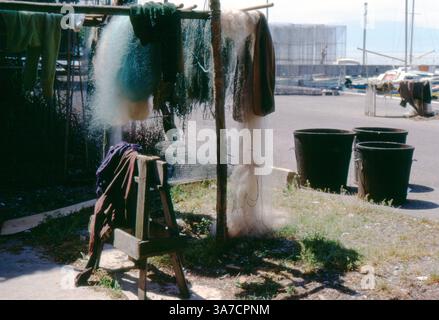 Am Ufer des Genfer Sees am Ufer von Thonon-les-Bains, Frankreich, hängen im Juli 1972 Fischernetze zum Trocknen in der Sonne. Stockfoto