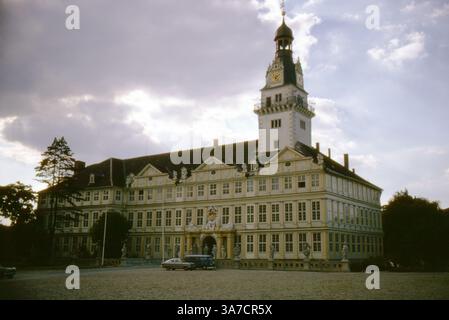 Schloss Wolfenbüttel in Niedersachsen, fotografiert 1972. Das prächtige Renaissanceschloss war die ehemalige Residenz der Herzöge von Braunschweig-Lüneburg und zählt zu den größten erhaltenen Fachwerkbauten dieser Art im Land. Stockfoto