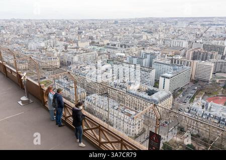 Paris, Frankreich - 23. Februar 2025 - der Blick vom Eiffelturm auf das Pariser Stadtpanorama bei sanftem Abendlicht. Stockfoto