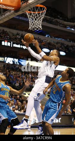 5. Januar 2013 - Dallas, TX, USA - Shawn Marion der Dallas Mavericks (0) schlägt am Samstag, 5. Januar 2013, im American Airlines Center in Dallas, Texas, gegen die Verteidiger der New Orleans Hornets Eric Gordon (10) und Brian Roberts (22). (Kreditbild: © Sharon Ellman/MCT/ZUMAPRESS.com) Stockfoto