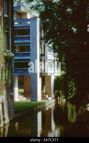 Ein beeindruckender Blick auf das modernistische Wohngebäude, bekannt als Cripps Building am St John's College, Cambridge, fotografiert im Juli 1980. Das Gebäude steht auf Stelzen über dem Fluss Cam und verbindet die brutalistische Architektur mit der umliegenden historischen Collegelandschaft. Stockfoto