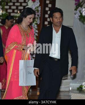 MUMBAI, INDIEN â€“ 05. JANUAR: Schlagmeister Sachin Tendulkar mit seiner Frau Anjali kommen am Samstag, 5. Januar 2013 bei der Verlobungsparty von Dhirubhai Ambanis Enkelin Nayantara an, veranstaltet von Mukesh Ambani und Nita Ambani im Antilla in Mumbai.(Foto: Bhaskar Paul/India Today Group) *** Ortsunterschrift *** Sachin Tendulkar;Anjali (Credit: © India Today/Foto: © India Today/Bild: © India/ZUMAPRESS.com) Stockfoto