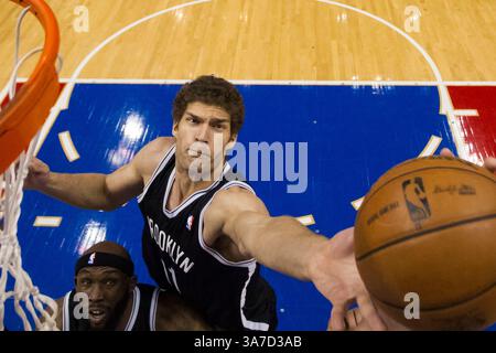 8. Januar 2013 - Philadelphia, Pennsylvania, USA - Brooklyn Nets Center BROOK LOPEZ, Mitte, erreicht den Rückstoß während des NBA-Spiels zwischen den Brooklyn Nets und den Philadelphia 76ers im Wells Fargo Center. Die Nets gewannen 109-89. (Bild: © Chris Szagola/Cal Sport Media/ZUMAPRESS.com) Stockfoto