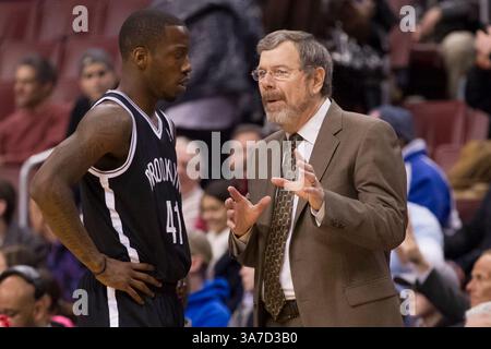 8. Januar 2013: Brooklyn Nets Cheftrainer P.J. Carlesimo spricht mit Point Guard Tyshawn Taylor (41) während des NBA-Spiels zwischen den Brooklyn Nets und den Philadelphia 76ers im Wells Fargo Center in Philadelphia, Pennsylvania. The Brooklyn Nets Beat the Philadelphia 76ers, 109-89.(Bild: © Chris Szagola/Cal Sport Media/ZUMAPRESS.com) Stockfoto