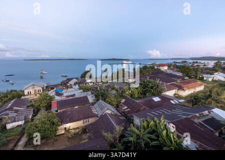 Panoramablick am frühen Morgen auf die Stadt Daruba, den Hafen und die nahe gelegenen Inseln auf Morotai Island, Nord-Maluku, Indonesien Stockfoto