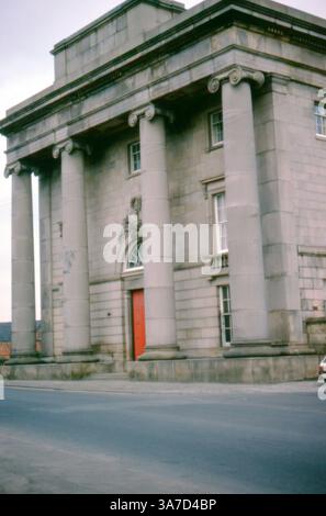 Curzon Street Station - Birmingham's erster Bahnhof, April 1988. Dieses Bild zeigt die imposante neoklassizistische Fassade des ursprünglichen Birmingham Terminus der London and Birmingham Railway, die 1838 eröffnet wurde. Das Gebäude war einst ein wichtiger Drehkreuz in der Zeit der britischen Eisenbahn und ist ein seltener Überlebender früherer Eisenbahnarchitektur. Stockfoto