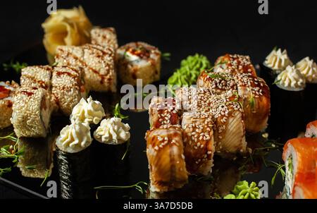 Ein paar Brötchen, Sushi mit Aal und Sesam und Maki mit Thunfisch auf dem Tisch Stockfoto