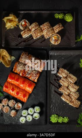 Drei Teller mit Sushi-Rollen, Draufsicht Stockfoto