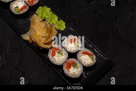 Blick von oben auf Brötchen mit Lachs und philadelphia Käse und Gurke Stockfoto
