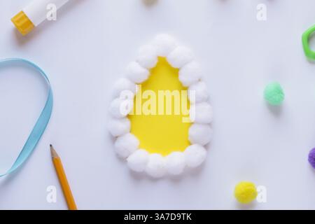 Schritt-für-Schritt-Anleitung. Herstellung von handgemachten Ostereiern aus Pompons. Bastelkonzept für Heimkinder. Schritt für Schritt 2 Stockfoto
