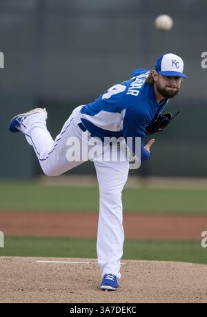 20. Februar 2013 - Surprise, AZ, USA - Kansas City Royals Pitcher Luke Hochevar wirft während eines Intrasquad-Spiels im Frühjahr am Mittwoch, den 20. Februar 2013, in Surprise, Arizona. (Kreditbild: © John Sleezer/MCT/ZUMAPRESS.com) Stockfoto