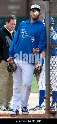 20. Februar 2013 - Surprise, AZ, USA - Kansas City Royals erster Baseman Eric Hosmer wirft einen Ball, während er am Mittwoch, den 20. Februar 2013, in Surprise, Arizona, auf das Spielfeld wartet. (Kreditbild: © John Sleezer/MCT/ZUMAPRESS.com) Stockfoto