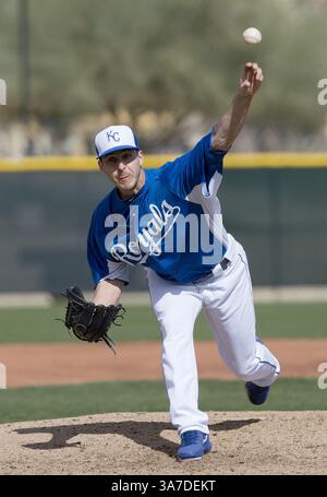 20. Februar 2013 - Surprise, AZ, USA - der Kansas City Royals Pitcher Ryan Verdugo wirft am Mittwoch, den 20. Februar 2013 in Surprise, Arizona, während eines Intrasquad-Spiels im Frühjahr. (Kreditbild: © John Sleezer/MCT/ZUMAPRESS.com) Stockfoto