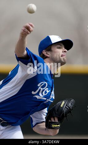 20. Februar 2013 - Surprise, AZ, USA - Kansas City Royals Pitcher Aaron Crow wirft während eines Frühjahrstraining-Intrasquad-Spiels am Mittwoch, den 20. Februar 2013, in Surprise, Arizona. (Kreditbild: © John Sleezer/MCT/ZUMAPRESS.com) Stockfoto