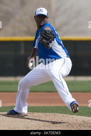 20. Februar 2013 - Surprise, AZ, USA - Kansas City Royals Pitcher J.C. Gutierrez wirft während eines Intrasquad-Frühjahrstraining-Spiels am Mittwoch, den 20. Februar 2013, in Surprise, Arizona. (Kreditbild: © John Sleezer/MCT/ZUMAPRESS.com) Stockfoto